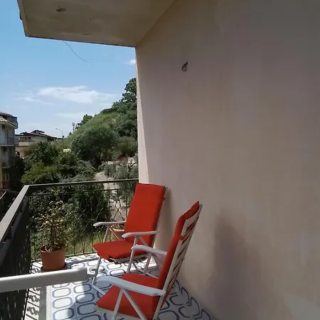 Le Fioriere Daire Giardini Naxos